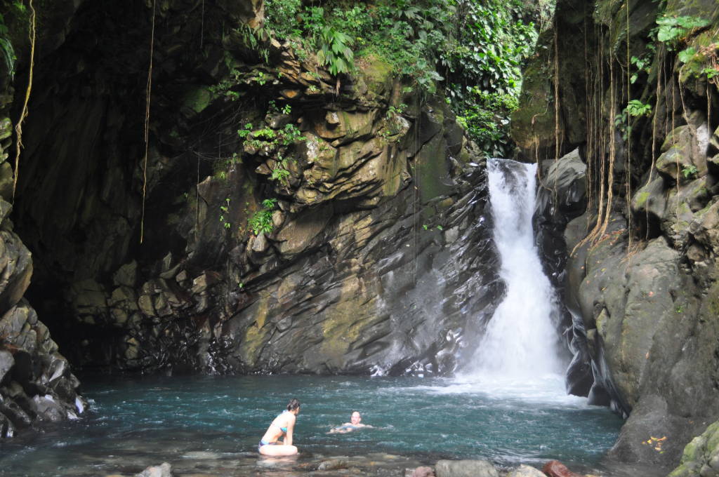 Der dritte Wasserfall in Basse-Terre bei diesmal schönem Wetter! <br/> Einen Bonus gibt es dafür, dass man hinter den Wasserfall schwimmen kann um sich von dort aus in die Kaskade zu stürzen.